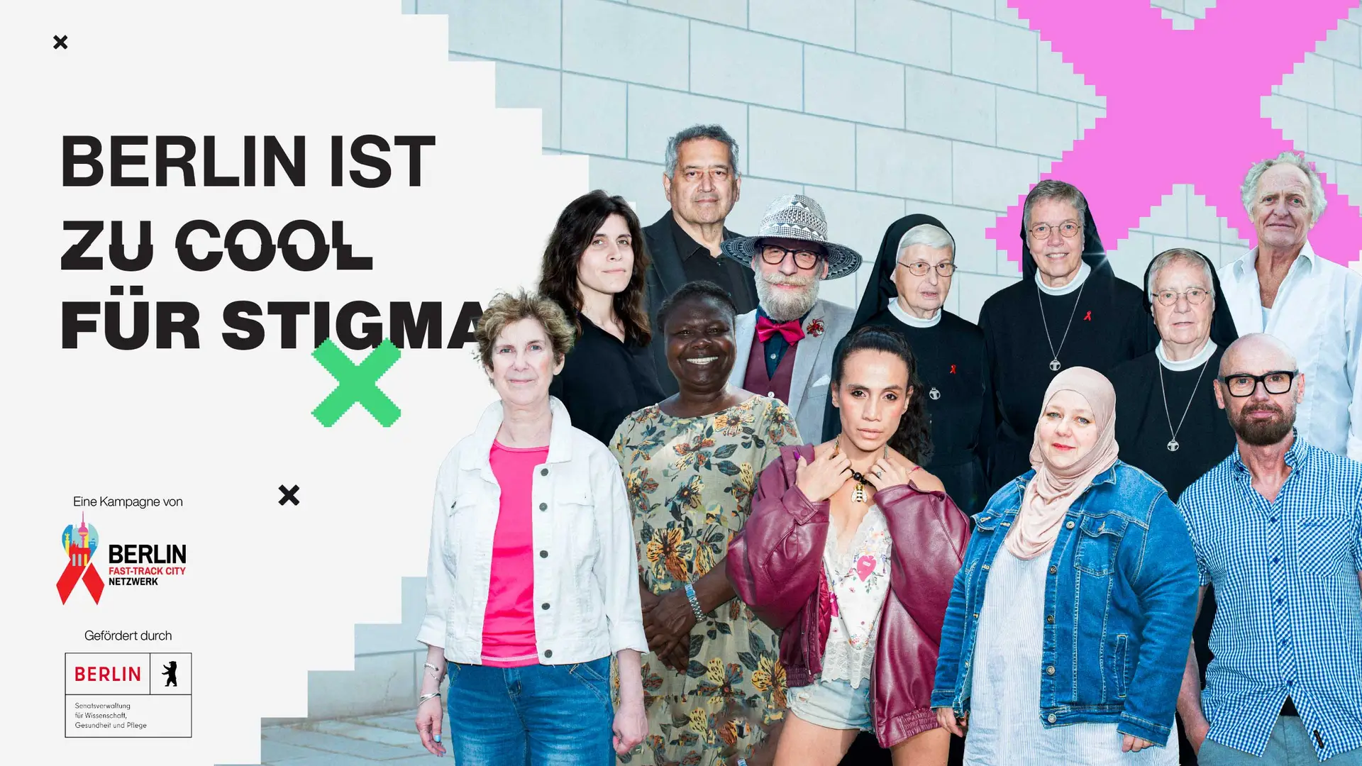 Kampagnenmotiv im Querformat: Eine diverse Gruppe von elf Personen steht nebeneinander vor einer hellen Kachelwand. Links daneben steht in großen, schwarzen Buchstaben der Slogan "BERLIN IST ZU COOL FÜR STIGMA", dekoriert mit einem grünen und einem pinken Pixel-Kreuz. Unten links ist das Logo des "Berlin Fast-Track City Netzwerk" abgebildet, das eine rote AIDS-Schleife mit dem Berliner Fernsehturm kombiniert.