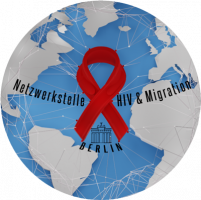 Logo der Netzwerkstelle sexuelle Gesundheit und Migration: Weltkugel auf der Fäden verbunden sind und in der Mitte der Weltkugel eine rote Schleife. Zusätzlich ist noch der Schriftzug "Netzwerkstelle HIV & Migration Berlin" und eine Illustration des Brandenburger Tors auf der Weltkugel zu sehen.